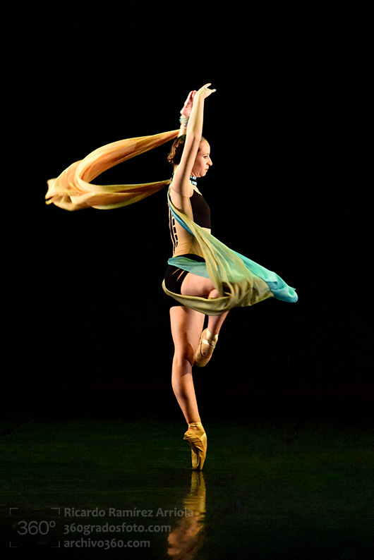 Códices Opus Ballet Director artistico y coreógrafo: Ricardo Domingo Bailarines: Ana Roca, Prafda Arteaga, Cecilia Sanz, Indra Alzati, Yanniré Gaitán, Hugo Thompson, Arturo Velásquez, Óscar M. Pérez Maldonado, Jorge Guillén. Composición musical: John M. Koenig Directora de arte: Carolina Garrido Iluminación: Virginia Bravo Escenografía: Mike Galván Producción de vestuario: Lucy Franco y Víctor Argote Video animación: Javier Ocampo Master régisseur: Ana Roca Teatro Raúl Flores Canelo, Centro Nacional de las Artes, Cenart, Ciudad de México, 29 y 30 de septiembre de 2016 Foto: Ricardo Ramírez Arriola www.360gradosfoto.com www.archivo360.com