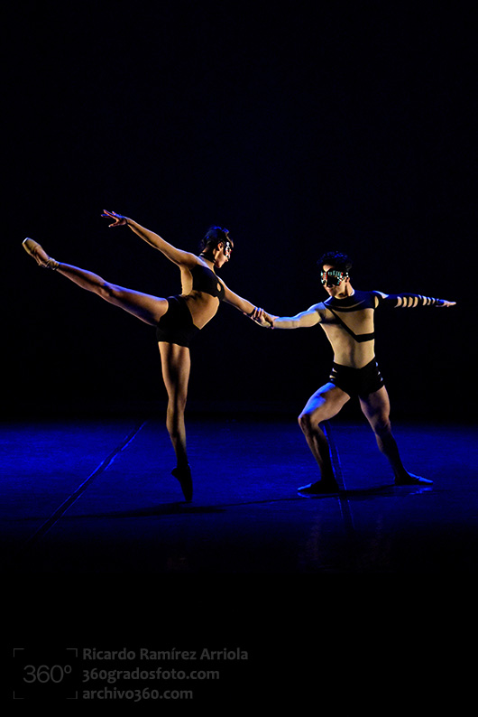 Códices Opus Ballet Director artistico y coreógrafo: Ricardo Domingo Bailarines: Ana Roca, Prafda Arteaga, Cecilia Sanz, Indra Alzati, Yanniré Gaitán, Hugo Thompson, Arturo Velásquez, Óscar M. Pérez Maldonado, Jorge Guillén. Composición musical: John M. Koenig Directora de arte: Carolina Garrido Iluminación: Virginia Bravo Escenografía: Mike Galván Producción de vestuario: Lucy Franco y Víctor Argote Video animación: Javier Ocampo Master régisseur: Ana Roca Teatro Raúl Flores Canelo, Centro Nacional de las Artes, Cenart, Ciudad de México, 29 y 30 de septiembre de 2016 Foto: Ricardo Ramírez Arriola www.360gradosfoto.com www.archivo360.com